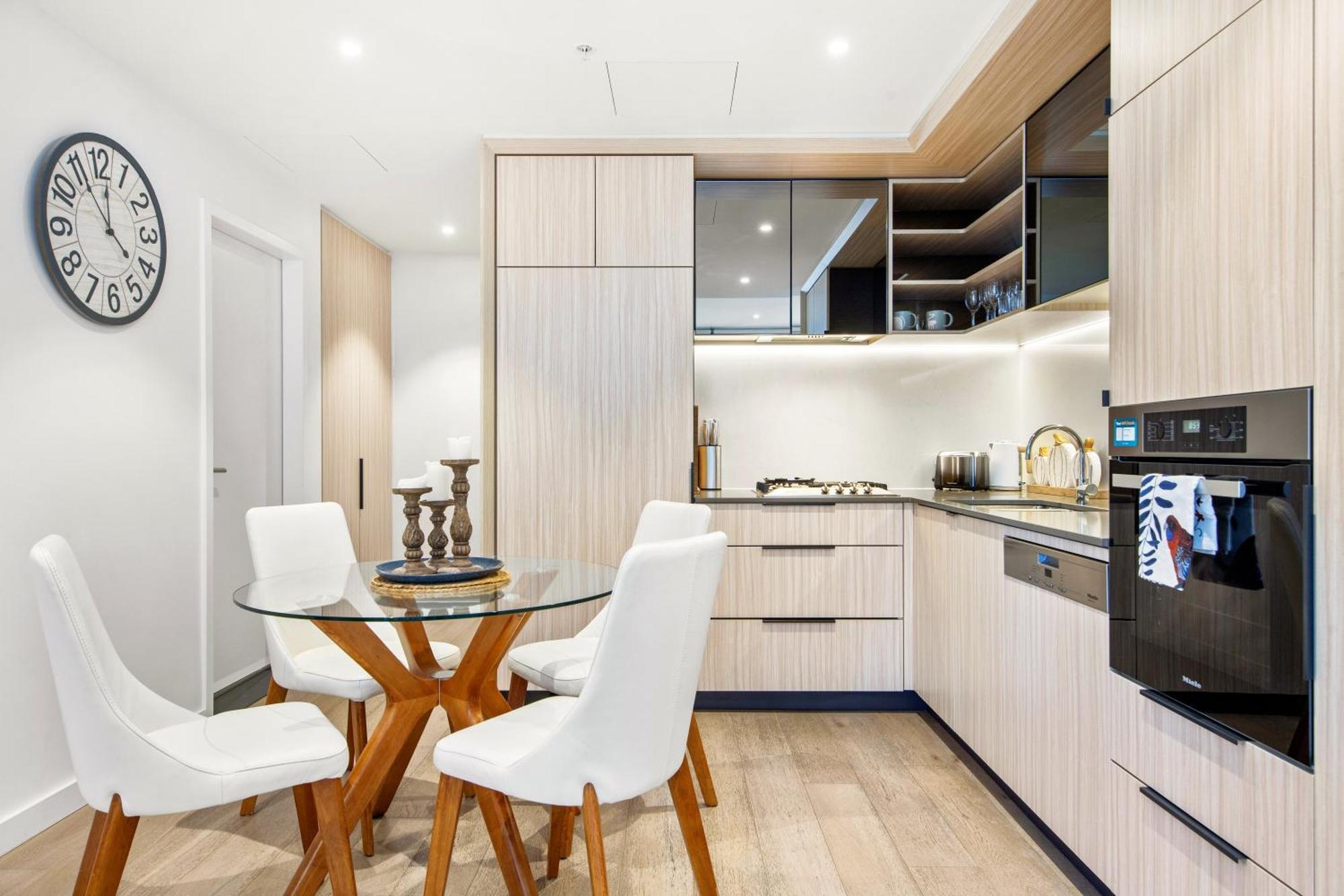 Urban Bliss 2br Abode - Luxury, Comfort , Pool, Parking