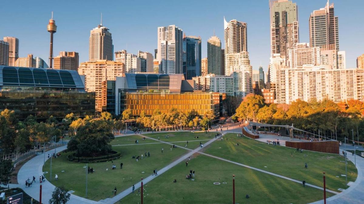Urban Bliss 2br Abode - Luxury, Comfort , Pool, Parking Apartment Sydney