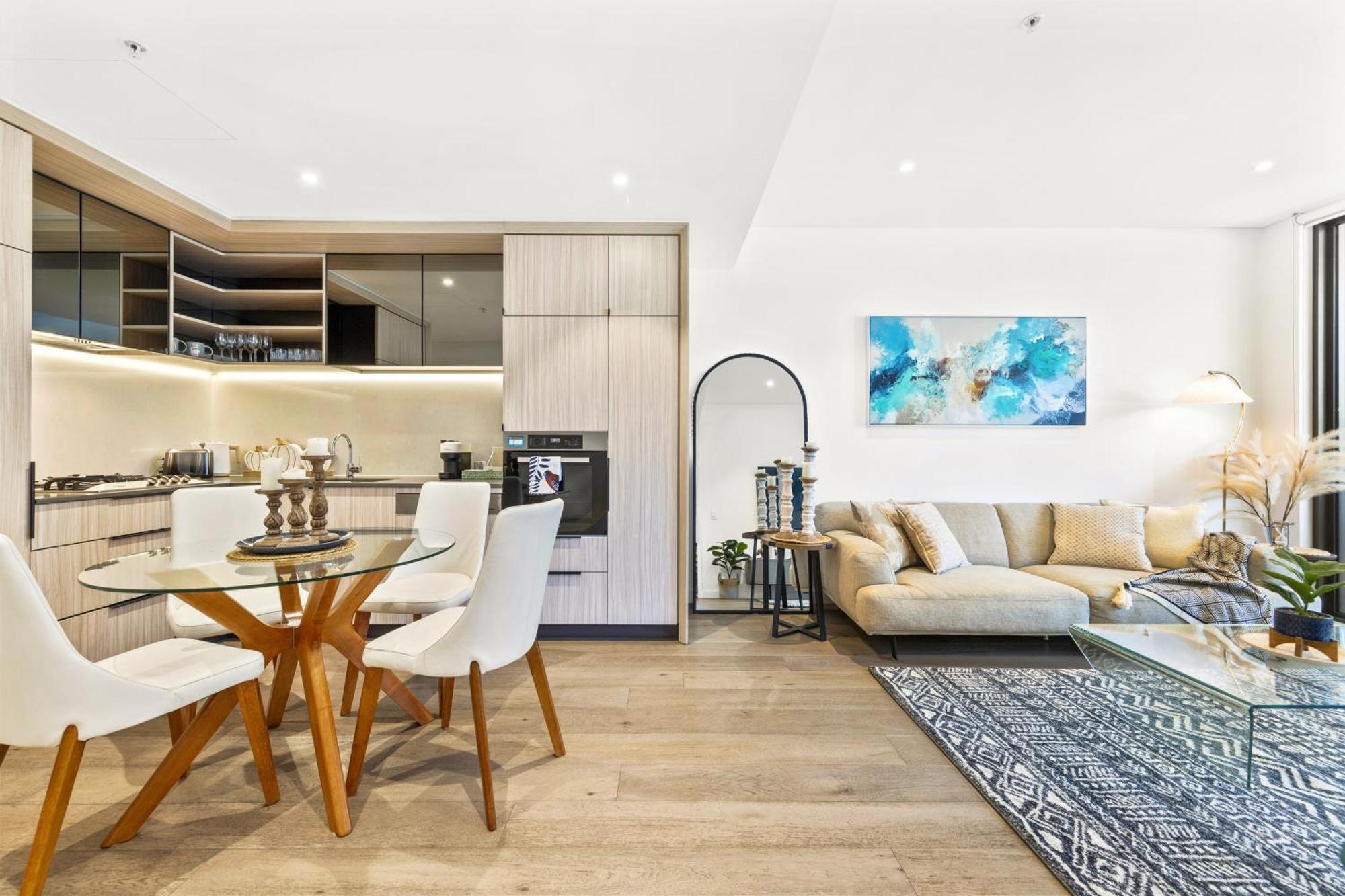 Urban Bliss 2br Abode - Luxury, Comfort , Pool, Parking Apartment Sydney